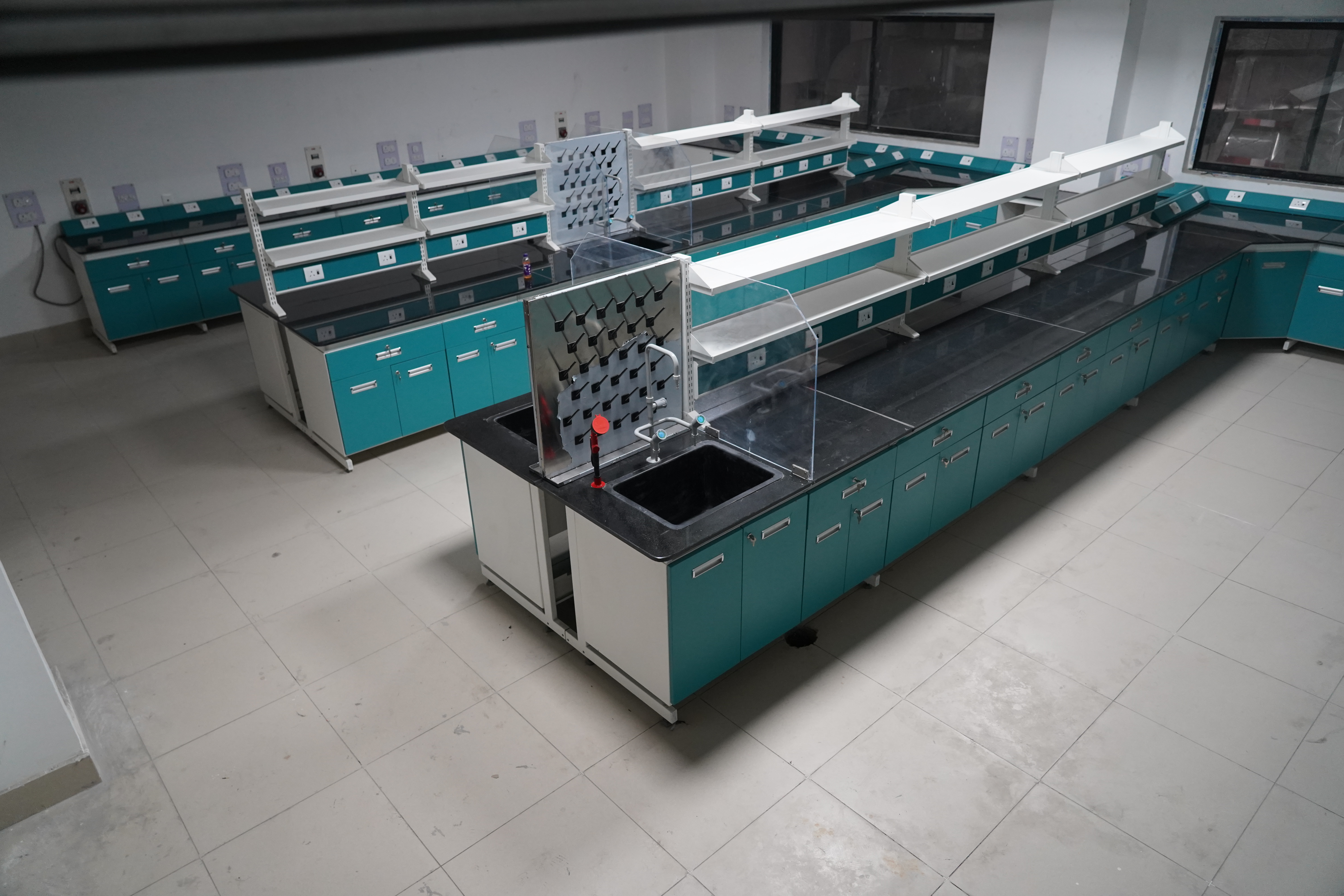 Guide To Choosing The Correct Laboratory Furniture: Fitted Or Flexible?